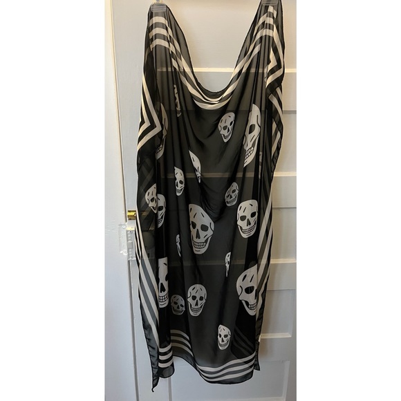 Classic Skull Scarf 🤍💀🖤 - Picture 2 of 6